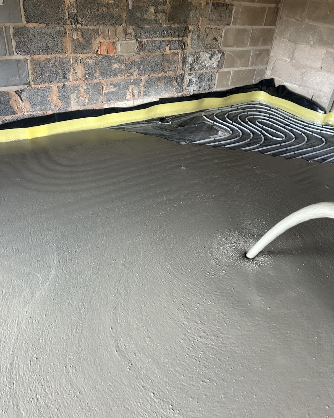 Liquid screed floor over underfloor heating